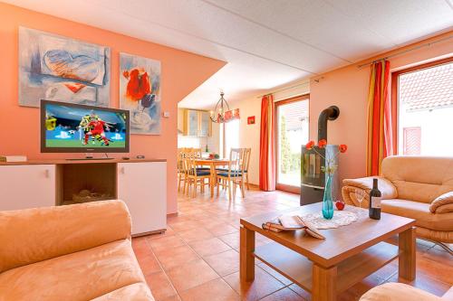 a living room with a couch and a table at Fischerhaus Rechlin in Zielow