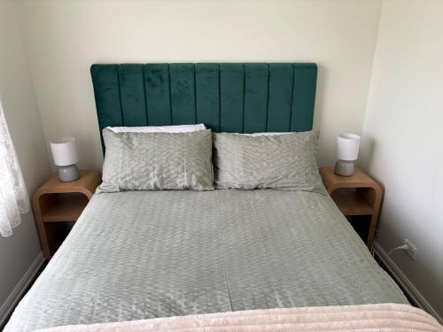 Ένα ή περισσότερα κρεβάτια σε δωμάτιο στο Neeri Home