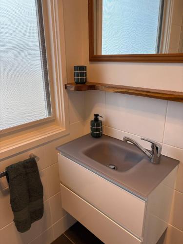 un bagno con lavandino e finestra di Neeri Home a Neerim South