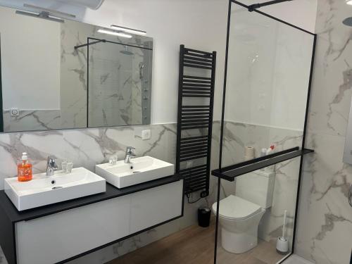 Bilik mandi di Hotel du Pharo