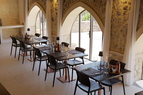 una fila de mesas en una habitación con ventanas en Agriturismo Baglio Làuria, en Campobello di Licata