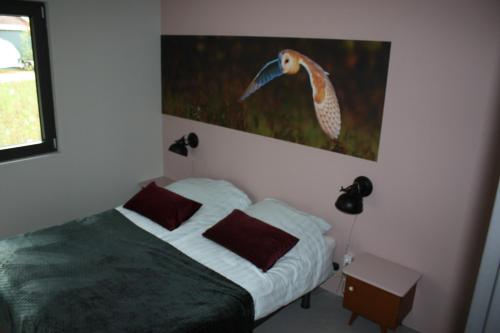 a bedroom with a bed with a painting on the wall at Verblijf Glunder in Lemele