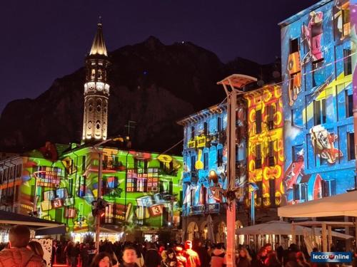 Nespecifikovaný výhled na destinaci Lecco nebo výhled na město při pohledu z apartmánu