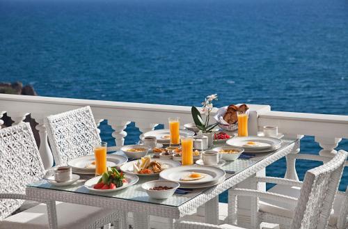 einen Tisch mit Teller mit Speisen auf einem Balkon mit Meerblick in der Unterkunft La Boutique Hotel & Suites - Adults Only in Antalya
