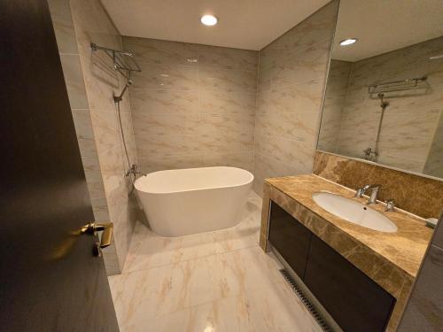 a bathroom with a bath tub and a sink at 팔레드시즈 콘도- Pale de CZ Condo in Busan