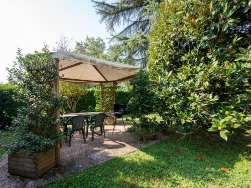 アスティにあるHoliday Home Villa Felice by Interhomeの庭園の傘下のテーブルと椅子