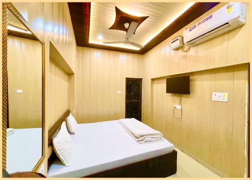 a small room with a bed and a tv at LUXUARY HOTEL - THE D!A - Nest - Primium - Near The Holy Kashi Vishwanath Temple !! # Free Wi-Fi Facilities - Fully Air Conditioned Hotel in Pricious location - Best Hotel In Varanasi in Rāmnagar