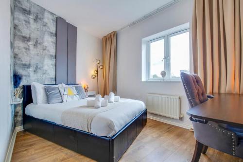 una camera da letto con un letto, un tavolo e una scrivania di Pass the Keys Stylish and Modern Flat with Free Parking a Milton