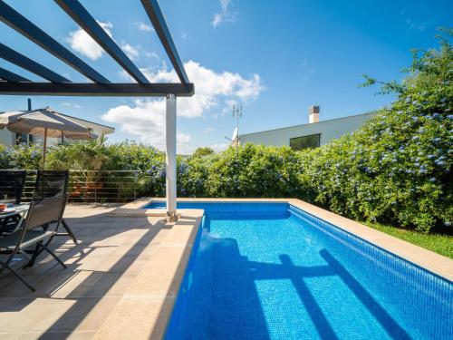 einen Pool mit einem Tisch und Stühlen neben einem Haus in der Unterkunft Villa Amanecer by Interhome in Alcúdia