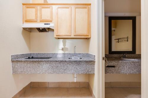 Koupelna v ubytování Capital O Deluxe Inn Channelview Houston I-10
