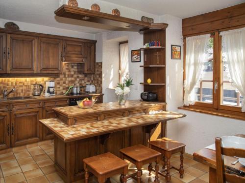Kuchyň nebo kuchyňský kout v ubytování Chalet Véronique by Interhome