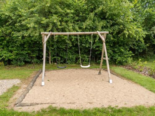 parco giochi con altalena di Holiday Home Melisa - 28km from the sea by Interhome a Toftlund