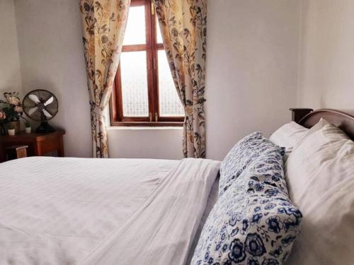 Una cama o camas en una habitación de Sittisang Heritage House 1920
