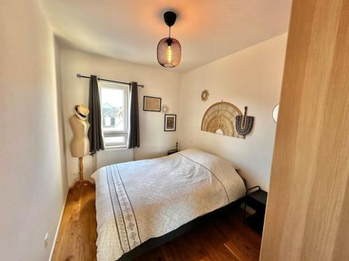 a bedroom with a bed and a window at Duplex familial lumineux , Plage à deux pas in Berck-sur-Mer