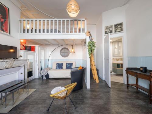 Μια τηλεόραση ή/και κέντρο ψυχαγωγίας στο Apartment Le Grillon-2 by Interhome