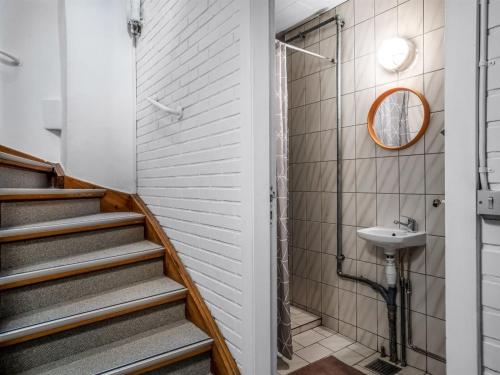 baño con escaleras, ducha y lavamanos en Holiday Home Eva - 9km to the fjord by Interhome, en Brovst