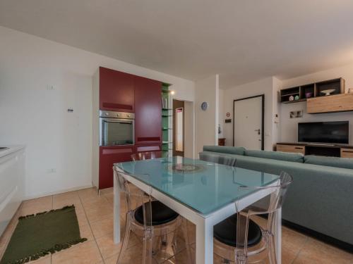 un soggiorno con tavolo blu e divano di Apartment Felicitahome by Interhome ad Arco