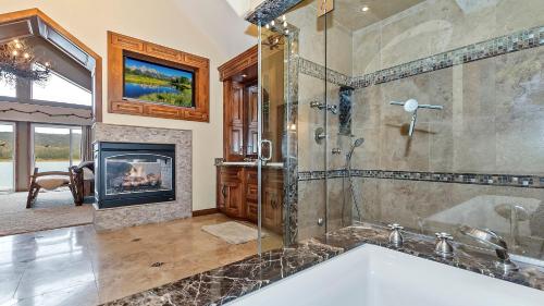 Koupelna v ubytování 2 Lakefront Homes by AvantStay Sleeps 23, Private Dock Beach, Hot Tub, Fire Pit, Deck Views