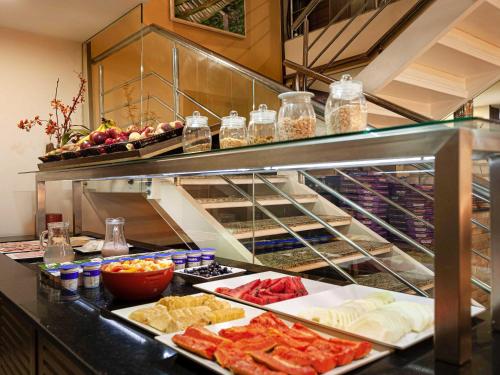 ノヴァ・イグアスにあるMercure Rio de Janeiro Nova Iguaçuのさまざまな種類の食べ物が並ぶビュッフェライン