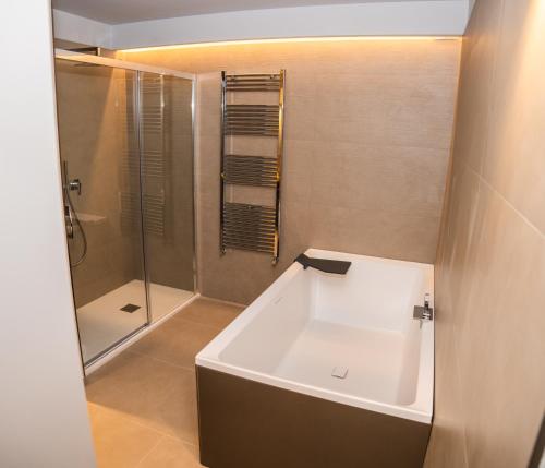 un baño con bañera y ducha en Hotel Perla del Gargano, en San Giovanni Rotondo