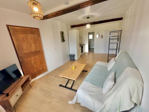 una sala de estar con un sofá y una mesa en Studio cosy à callas avec vue dégagée, en Callas