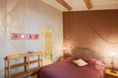 Ένα ή περισσότερα κρεβάτια σε δωμάτιο στο Apartement with pool for rent in Bonnieux L'Adjudant