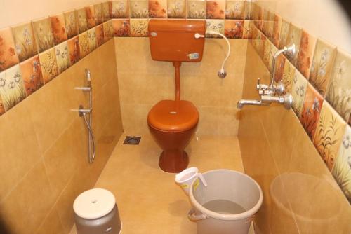 une petite salle de bain avec toilettes et douche dans l'établissement St. Anthony guest house., à Anjuna