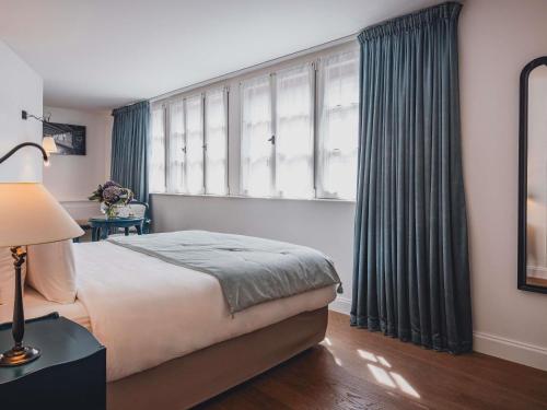 Cour du Corbeau Hotel Strasbourg - MGallery Collection — Bedroom