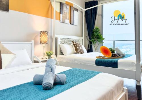 Postel nebo postele na pokoji v ubytování SilverScape Residence I Luxury 2-4 BR I 6-11 pax I Bathtub I Seaview I Infinity Pool I Jonker St I City Centre by Jay Stay Management