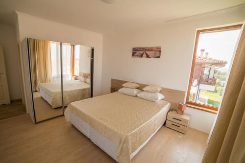A bed or beds in a room at Villas in Complex Trakiyskiy Bryag