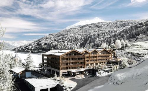 a lodge in the mountains with snow on the ground at DAS GERSTL Family Retreat in Resia