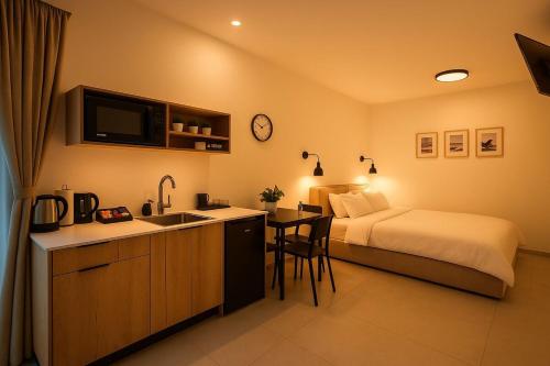 Ένα ή περισσότερα κρεβάτια σε δωμάτιο στο פסגת הגליל - סוויטות מדהימות לזוגות במושב מנות