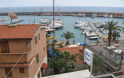 uma vista para uma marina com barcos na água em Albergo Riccio em Marina di Camerota