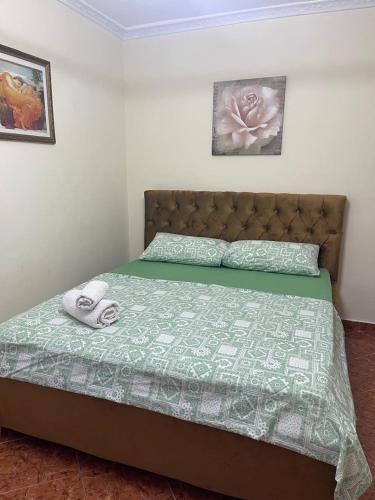 เตียงในห้องที่ Ermal's House