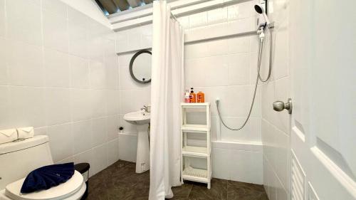 ein Badezimmer mit Dusche, Toilette und Waschbecken in der Unterkunft Secret Valley near Phuket Town in Kathu