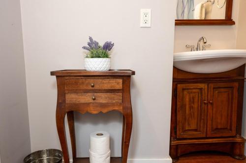 Un baño con lavabo y una mesa de madera con lavabo. en Riverbend Retreat A Wine Country Escape, en Healdsburg