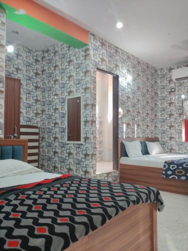 Voodi või voodid majutusasutuse Yaduvanshi dham toas