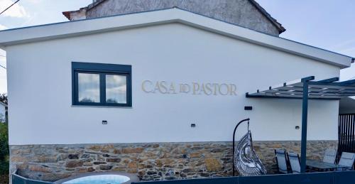 a white building with a sign that reads cobbler at Matias Nature - Mountain Lodges in Serra da Estrela, Seia in Carragozela