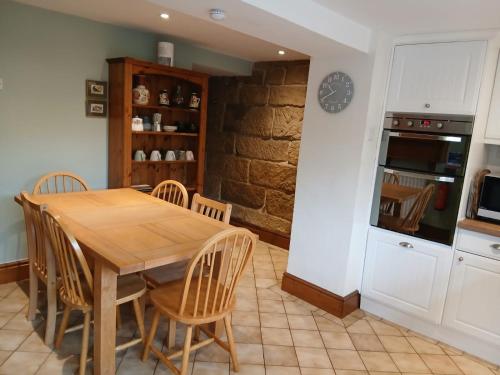Una cocina o cocineta en Whimsy by the Peaks - dogs stay free, private parking, fenced garden, pub