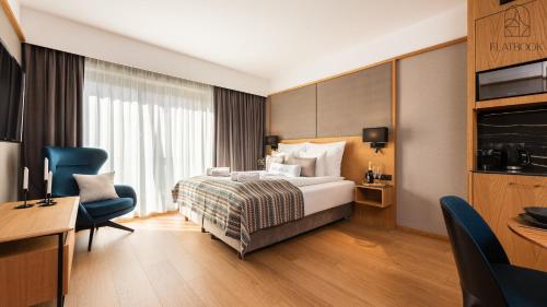 a hotel room with a bed and a desk at Flatbook - City Center SPA Apartments Deo Plaza Studio II in Gdańsk