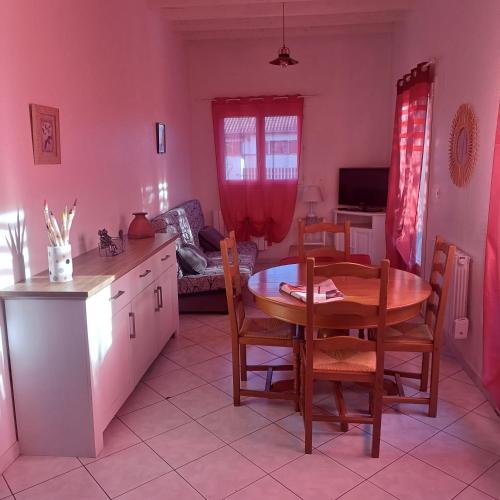 タルブにあるCharmante petite maisonのテーブルと椅子のあるキッチンとダイニングルーム