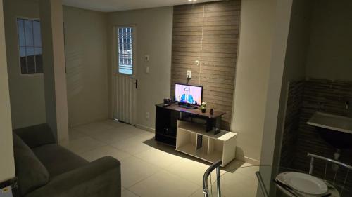 a living room with a tv and a couch at Flats 1778 N102 Orla de PETROLINA in Petrolina