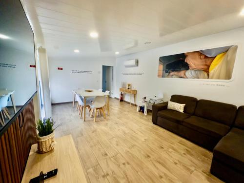 un salon avec un canapé et une table dans l'établissement Casas Matias Nature - Boutique Mountain Houses com Pequeno-Almoço Continental - Serra da Estrela, Seia, à Carragozela