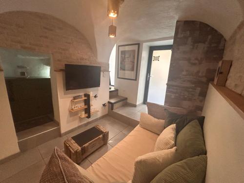 un salon avec un canapé et une télévision dans l'établissement Magnolia duplex, à Canet