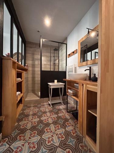 a bathroom with a sink and a toilet and a tub at Magnolia duplex in Canet
