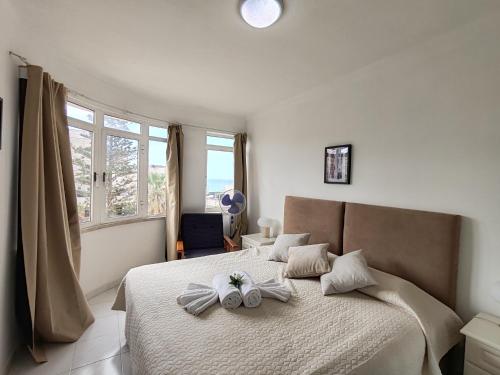 a bedroom with a bed with two towels on it at 4C Atlantico 1 - Casas & Papeis in Armação de Pêra
