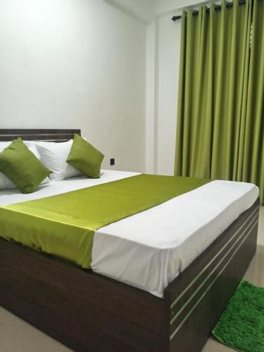 Ένα ή περισσότερα κρεβάτια σε δωμάτιο στο Mid City Apartment