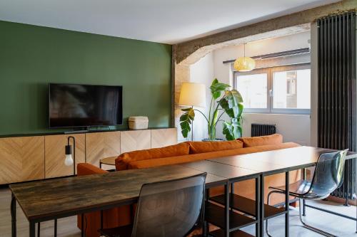 レオンにあるHomeandCoのテーブルとソファのあるリビングルーム