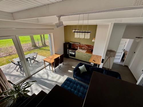 a living room with a blue couch and a kitchen at Dom na wynajem Śrem 52 in Nochowo