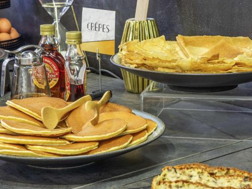 een tafel met twee kommen chips en chips bij Mercure London Paddington Hotel in Londen